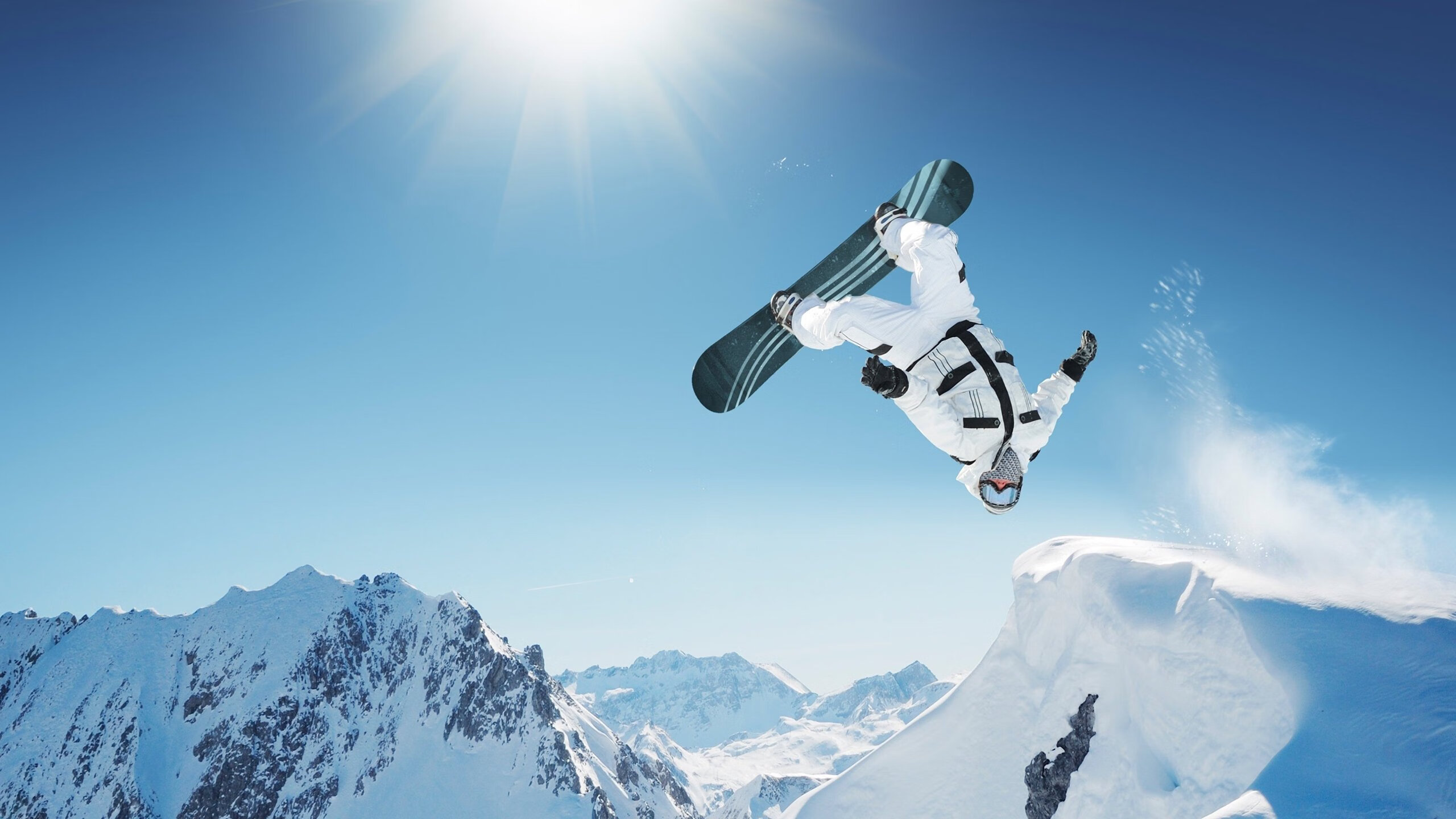 “快艇冲浪:东三叉湖赛场极速对决,飞驰水面成焦点”