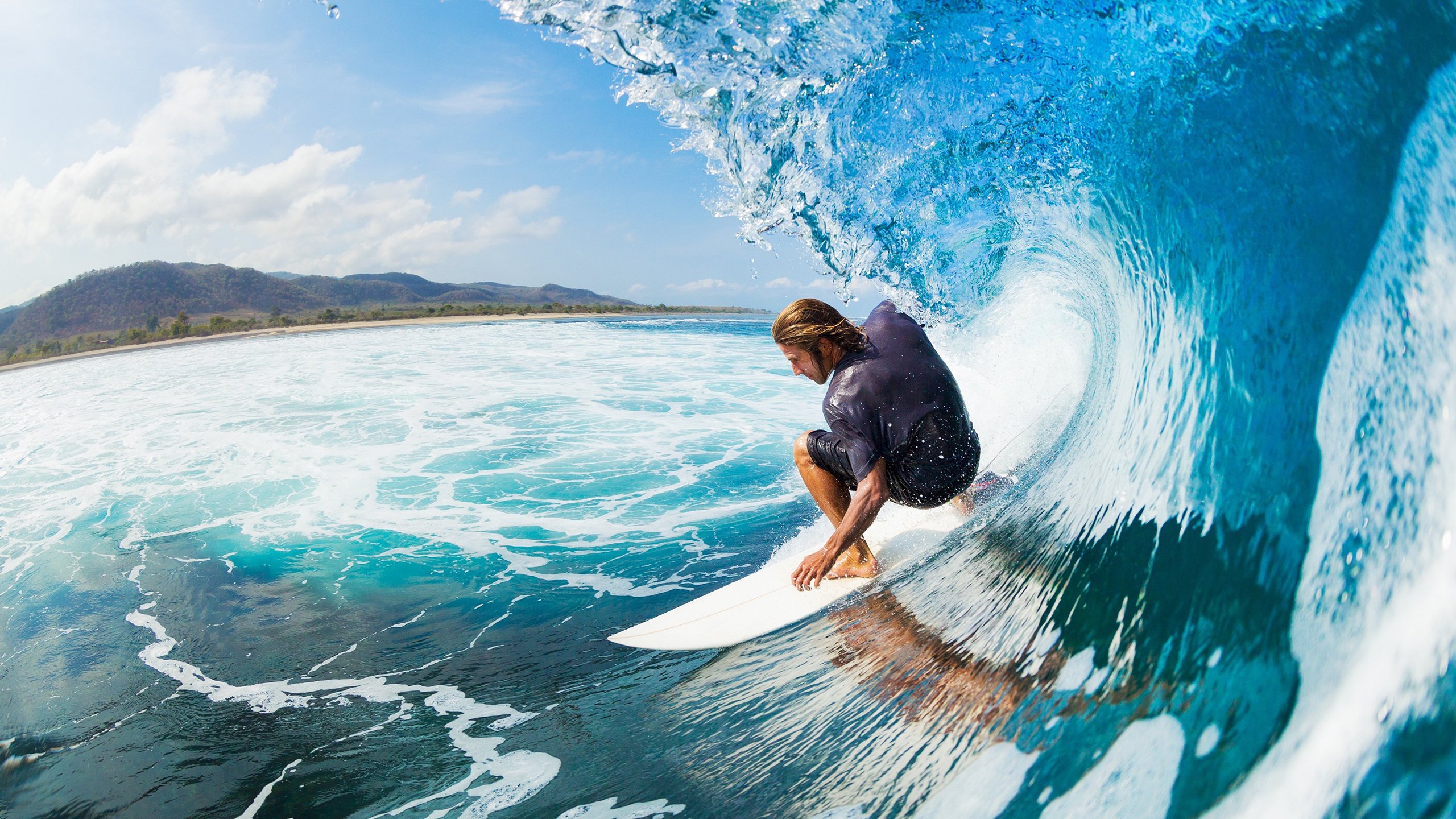 “快艇冲浪:东三叉湖赛场极速对决,飞驰水面成焦点”